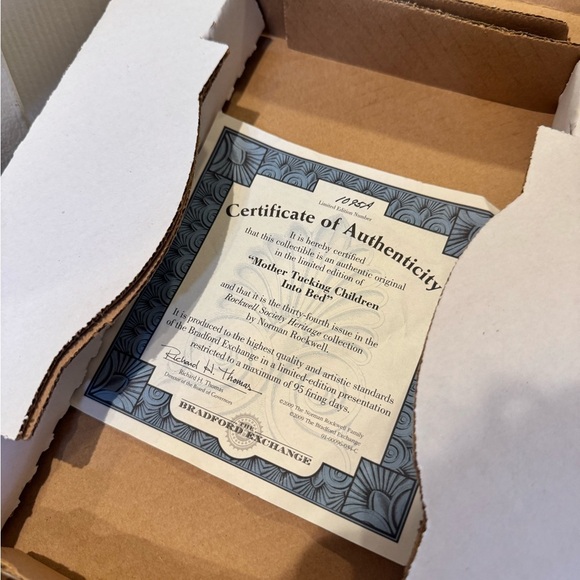 Norman Rockwell "Mother Tucking Children Into Bed" 2009 Decorative Plate - Picture 3 of 4